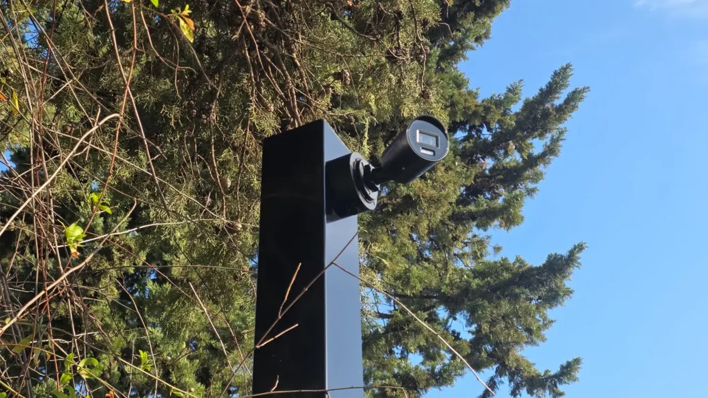 Caméra vidéosurveillance extérieure haute définition installée sur poteau — villa luxe Saint-Tropez, Côte d'Azur — système sécurité haut de gamme par Dotix