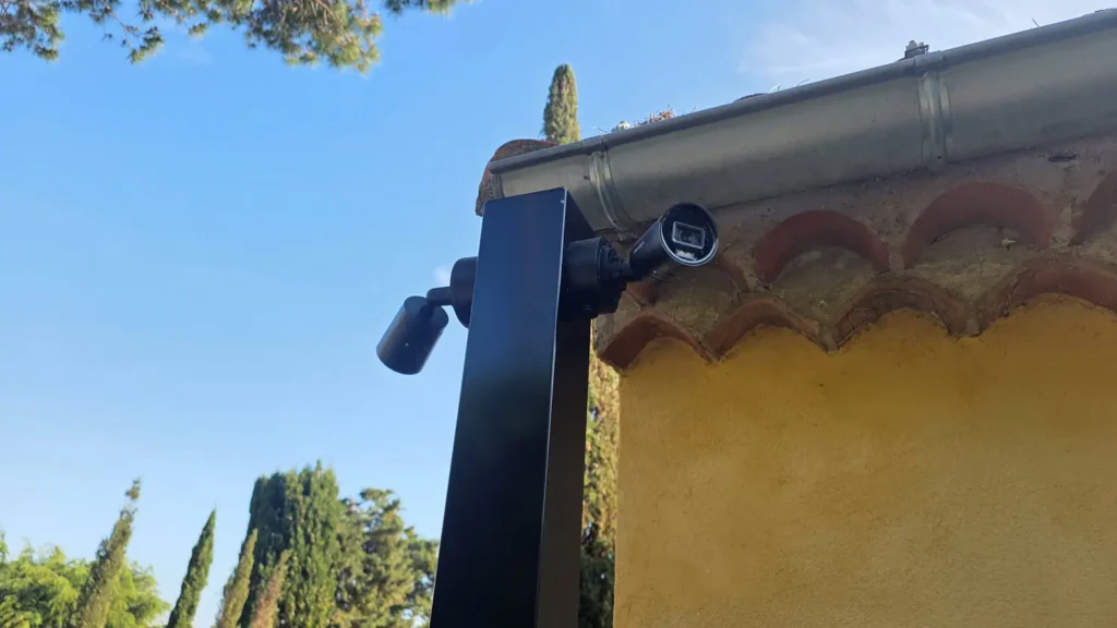 Double caméra vidéosurveillance haute définition sur mât aluminium noir — sécurité extérieure villa prestige Côte d'Azur par Dotix