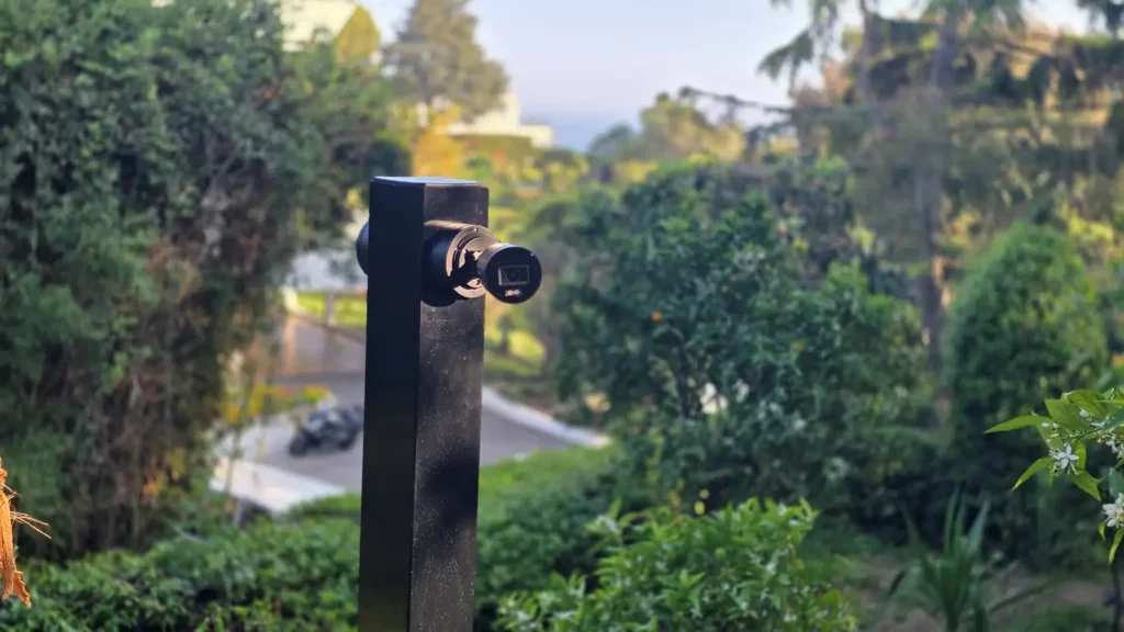 Double caméra surveillance Hikvision 8 mégapixels vision nocturne couleur sur poteau acier noir — sécurité villa luxe Saint-Tropez par Dotix
