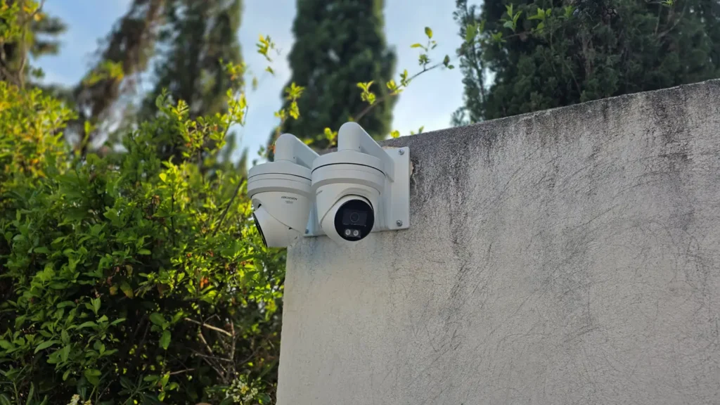Caméras tourelle Hikvision 8MP reconnaissance plaques immatriculation et contrôle accès véhicules — villa prestige Côte d'Azur par Dotix