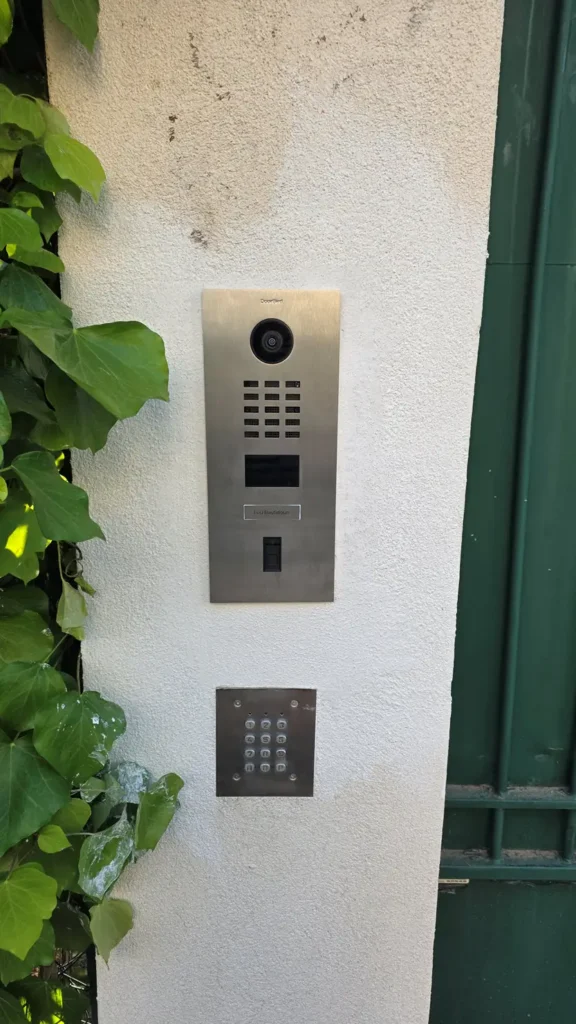 Parlophone connecté DoorBird avec lecteur empreinte digitale ouverture portail — contrôle accès villa luxe Saint-Tropez par Dotix