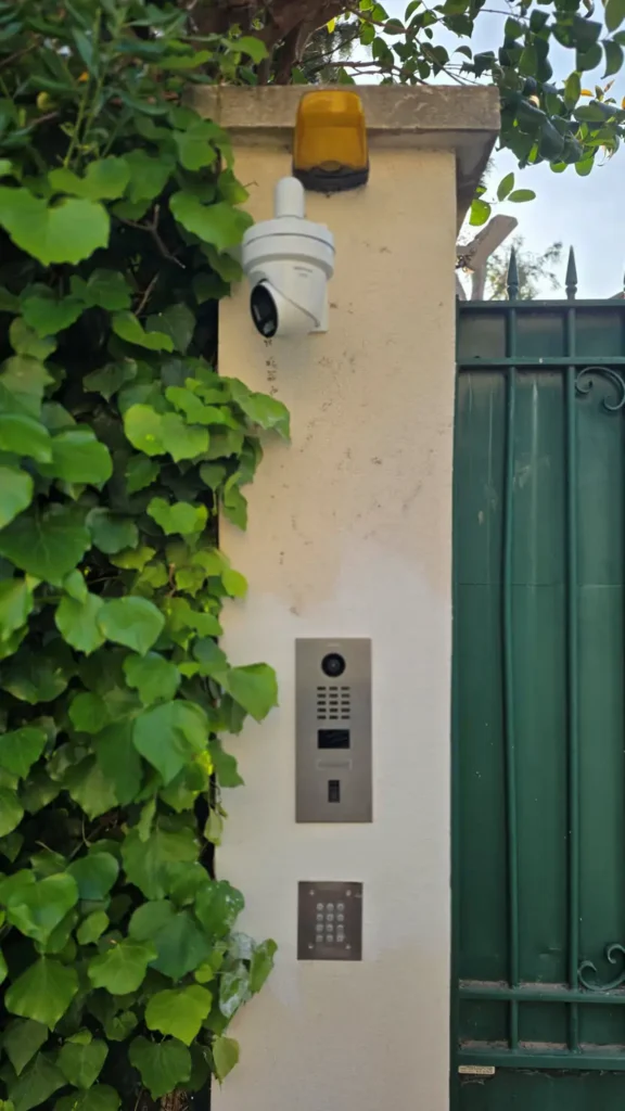 Installation parlophonie DoorBird couplée caméra surveillance Hikvision — sécurité entrée villa haut de gamme Côte d'Azur par Dotix