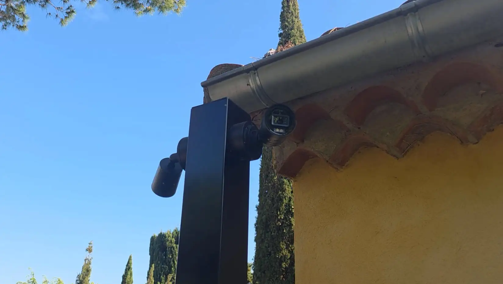 Vidéo installation double caméra vidéosurveillance sur poteau acier noir — sécurité extérieure villa luxe Côte d'Azur par Dotix