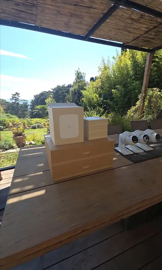 Équipements réseau Ubiquiti UniFi et caméras Hikvision avant installation — villa vue mer Saint-Tropez Côte d'Azur par Dotix