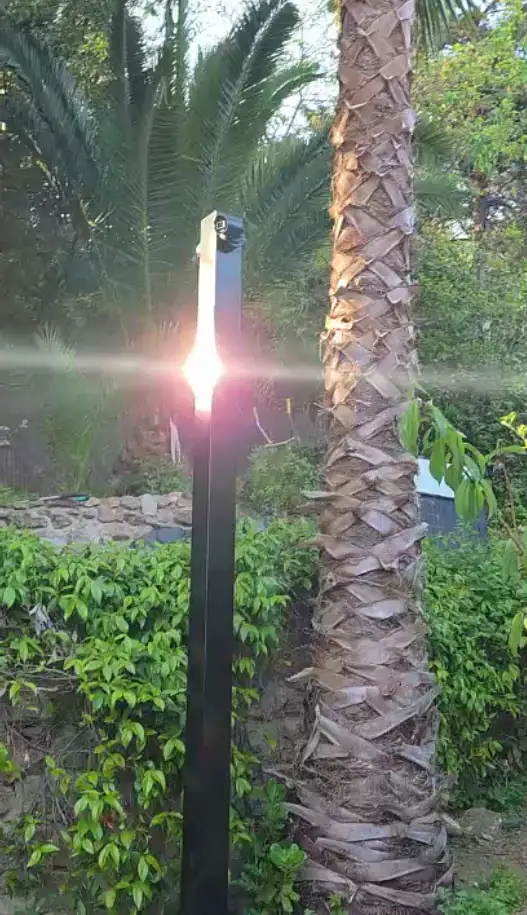 Caméra vidéosurveillance extérieure haute définition sur poteau noir — protection périmétrique villa luxe Saint-Tropez par Dotix